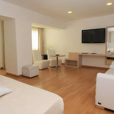 מלון Miralago 3*