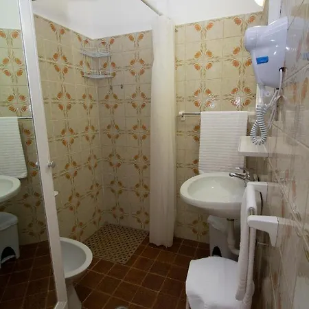 מלון Miralago 3*